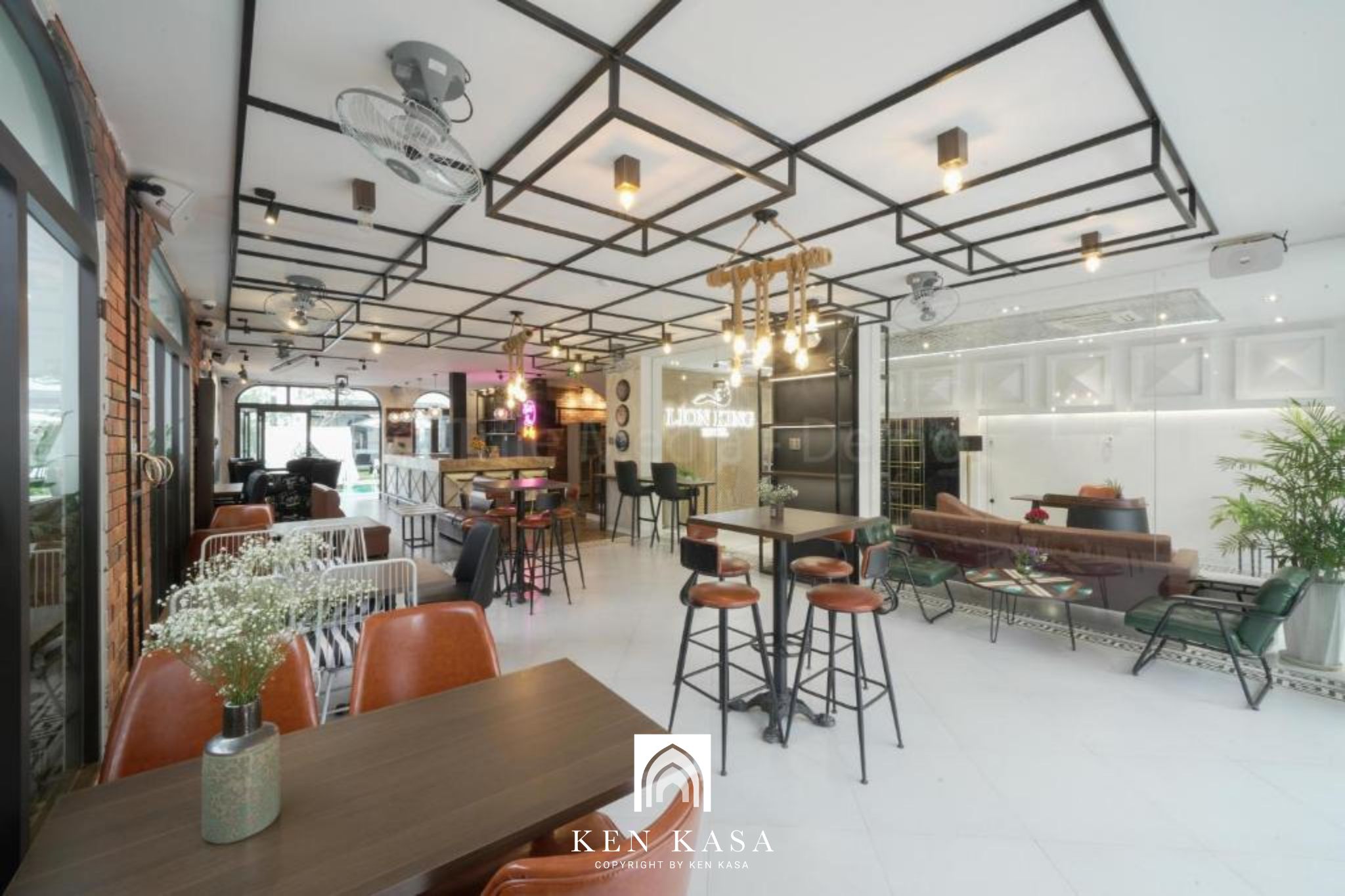 bar của Hạng ph&ograve;ng cao cấp v&agrave; sang trọng nhất trong kh&aacute;ch sạn Lion King ch&iacute;nh l&agrave; Deluxe. Căn ph&ograve;ng c&oacute; diện t&iacute;ch v&ocirc; c&ugrave;ng rộng r&atilde;i v&agrave; th&ocirc;ng tho&aacute;ng hơn hẳn so với c&aacute;c hạng ph&ograve;ng c&ograve;n lại. Do đ&oacute; c&ograve;n g&igrave; th&iacute;ch hợp hơn cho chuyến tuần trăng mật đầy &yacute; nghĩa v&agrave; l&atilde;ng mạn của du kh&aacute;ch hơn Deluxe Double.